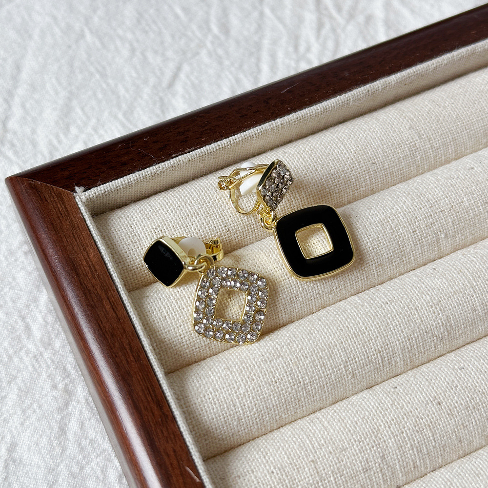 Versión coreana del temperamento de camelia, sin orejas perforadas, pinza para la oreja, flor de perla, tablero de ajedrez, pinza para la oreja triangular con diamantes, pendientes de nicho para mujeres