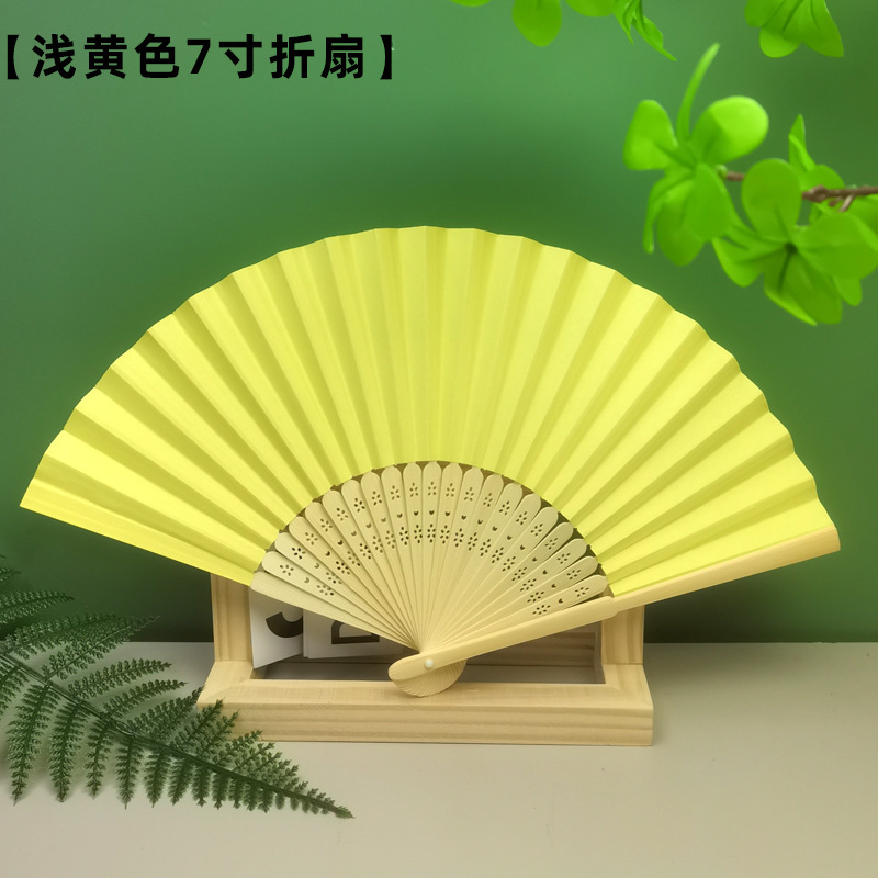 밝은 노란색 부채