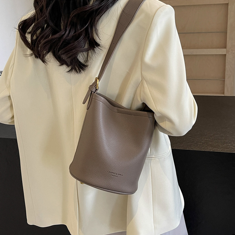 Nicho de diseño bolso casual damas primavera y verano 2024 nuevo estilo de moda mochila de transporte de alta calidad bolso de cubo de textura