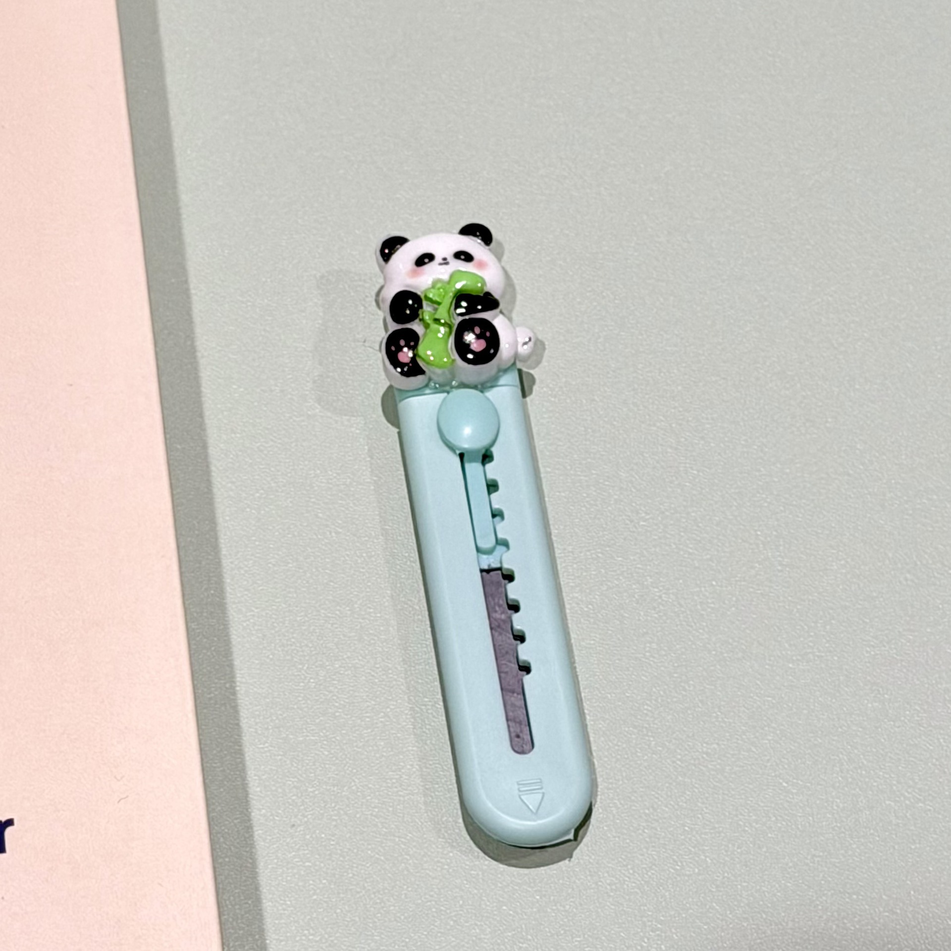 Cuchillo de arte de resina panda adorable estudiante pequeño mini cuchillo de papel pintado desmontar cuchillo de entrega rápida cuchillo de apertura al por mayor