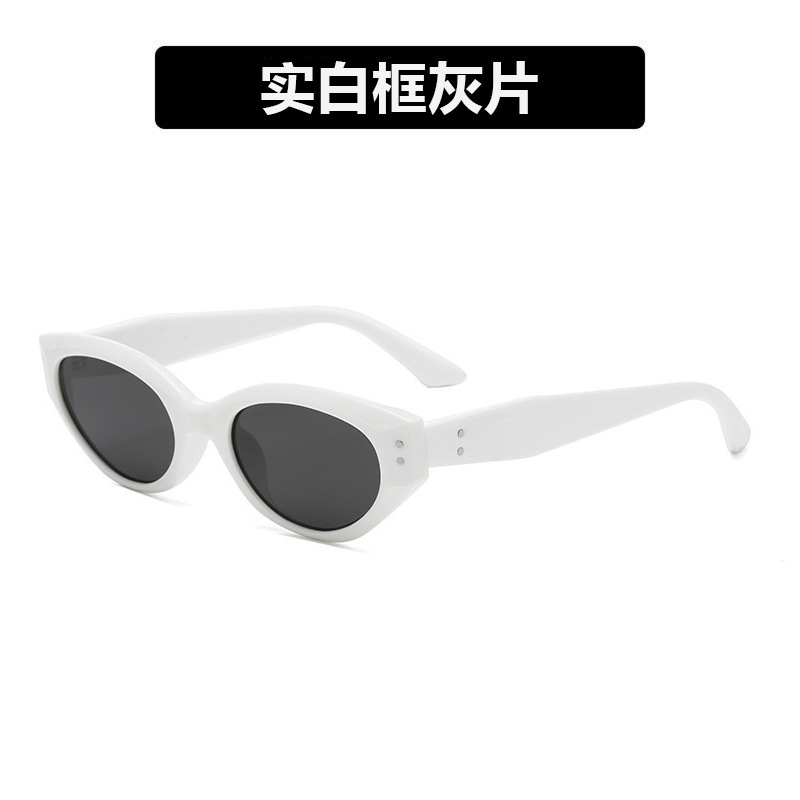 Solid white frame gray piece