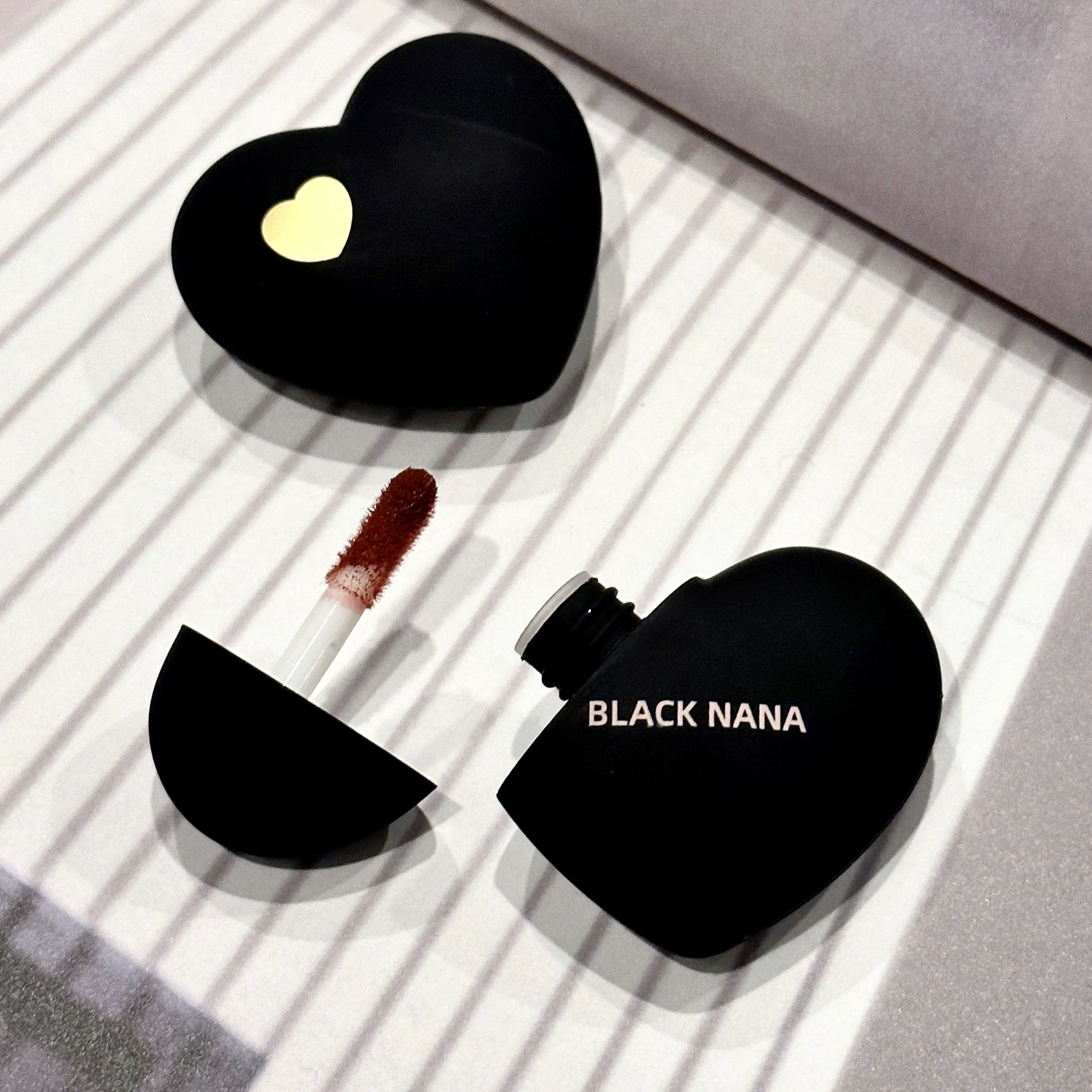 BLACK NANA матовая помада, фуксия люкс, полупрозрачное тени