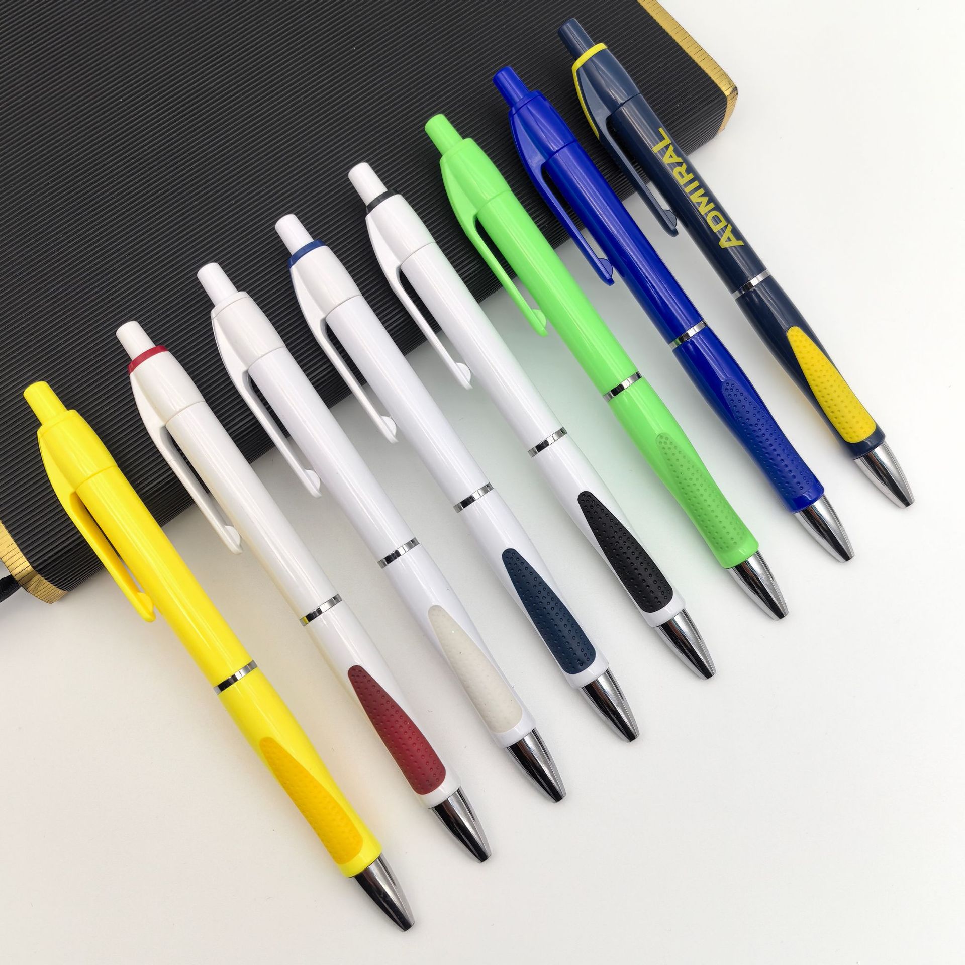 Suministro de bolígrafos publicitarios de plástico de doble formación, bolígrafos publicitarios transfronterizos, bolígrafos publicitarios baratos, venta caliente en Europa