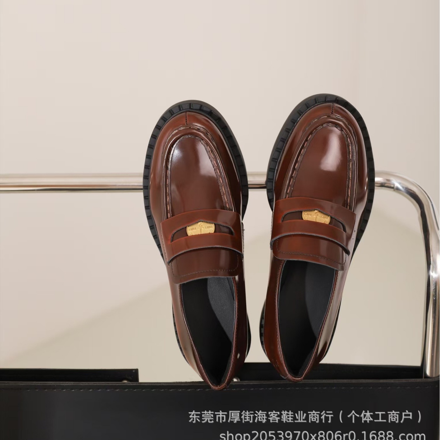 유럽과 미국의 새로운 골드 코인 슬립 온 두꺼운 밑창 로퍼 아카데믹 스타일 레트로 패션 간단한 클래식 싱글 레이어  신발-Freehip.co.kr