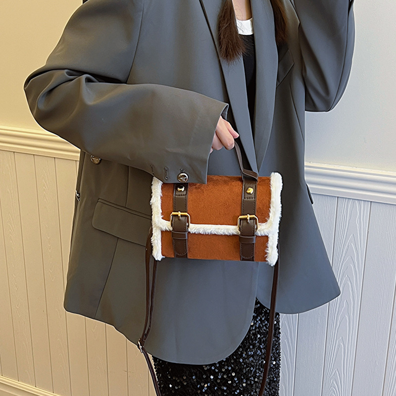 Costura de felpa moda bolso rojo neto 2023 nuevo versátil estilo coreano hombro mensajero bolsa pequeña bolsa cuadrada ESTILO OCCIDENTAL