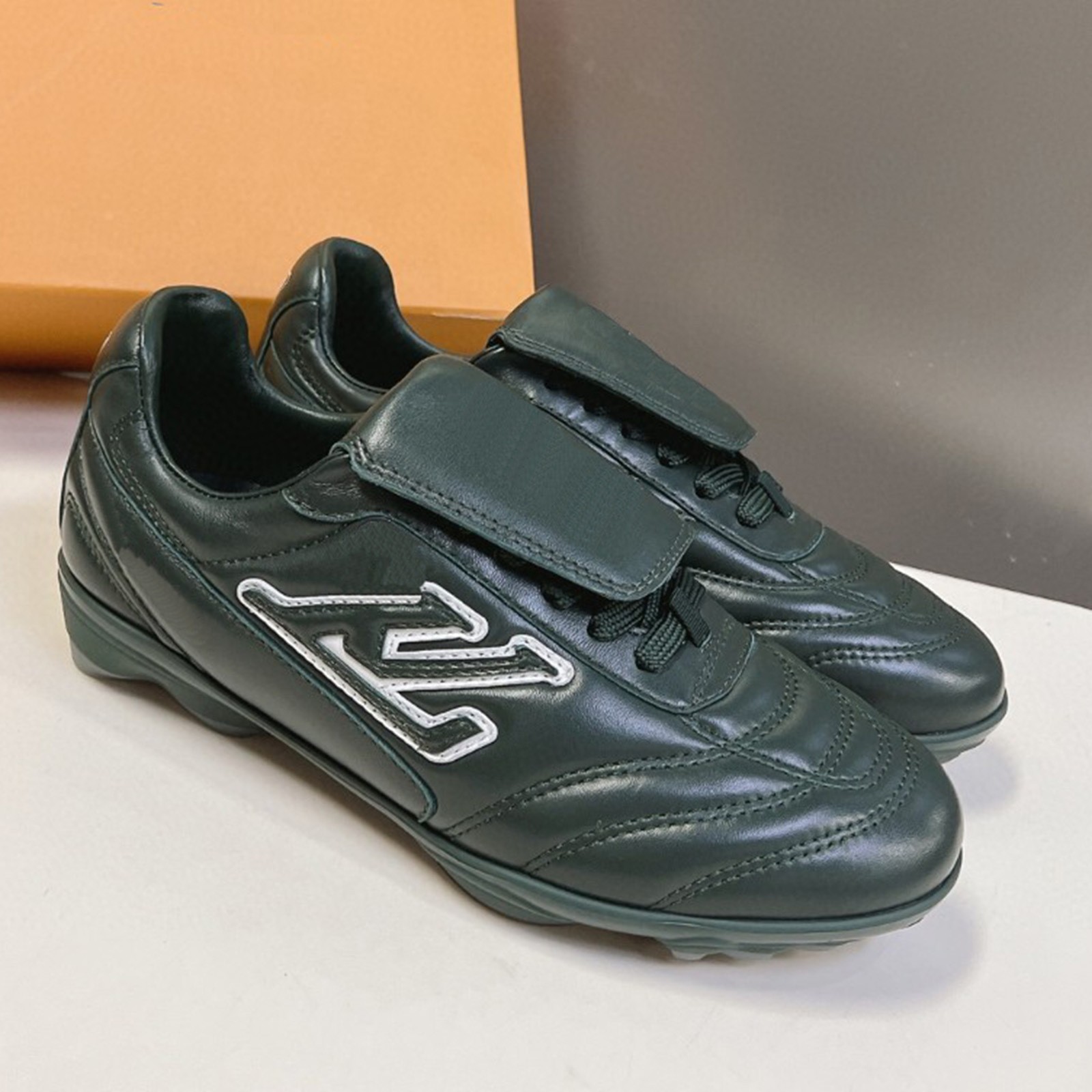 Leather Casual Football Shoes with Laces, Palm-Pattern Sole and Flip Cover, Footprint | Wear Resistant