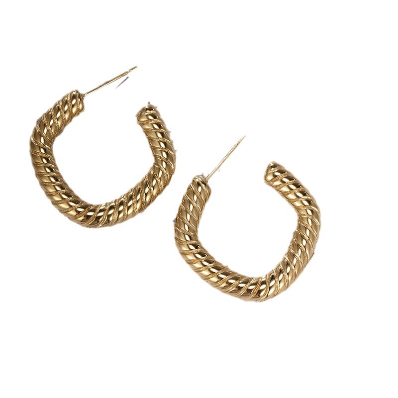 Xuping joyería de acero inoxidable otoño invierno pendientes de moda europea y americana personalidad en forma de C bambú torsión pendientes de amor para mujeres