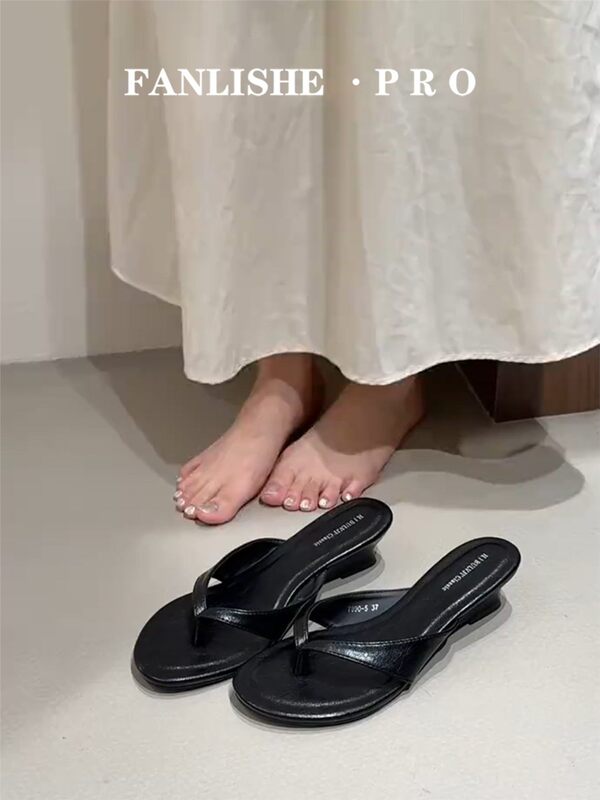 Sheepskin version! 2026 new holiday style black flip-flops for women, low-heeled, slip-on, non-slip sandals that don't tire the feet