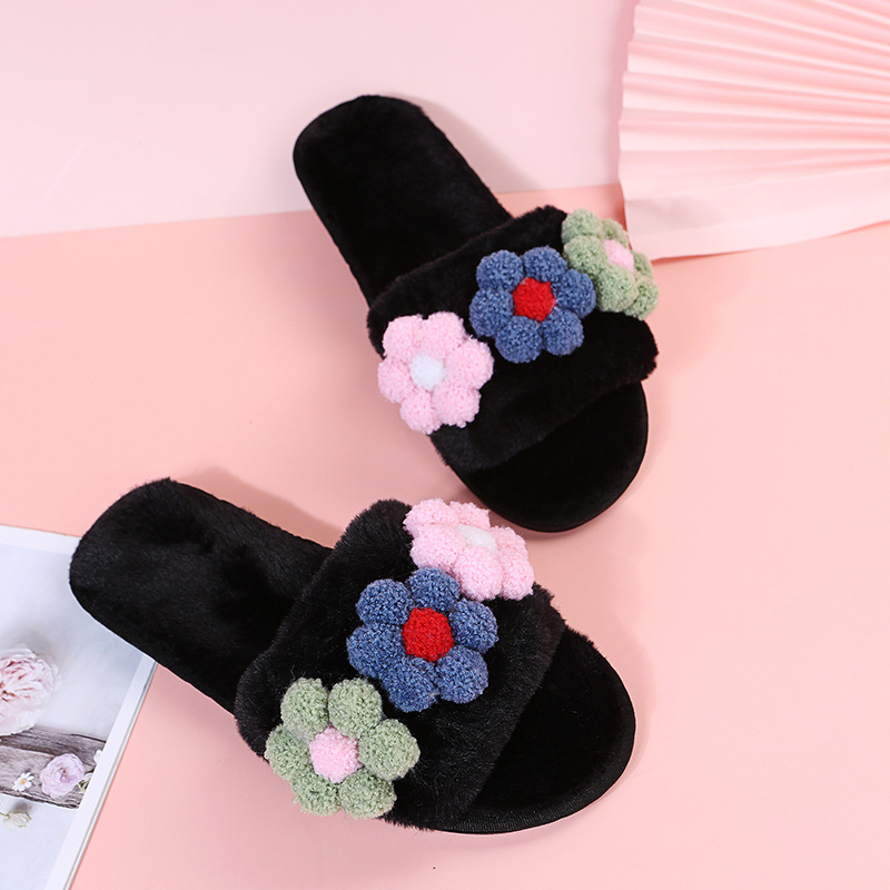 Pantuflas peludas de flores coloridas de fondo plano NSKJX104840