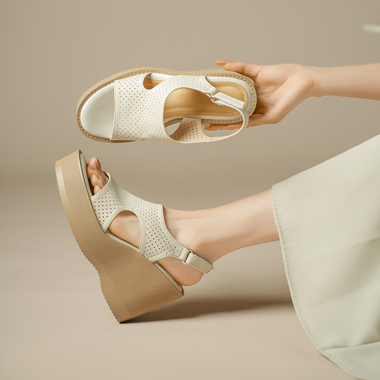 Sandal cao gót nữ hở mũi đế xuồng da cừu đục lỗ — màu trắng ngà