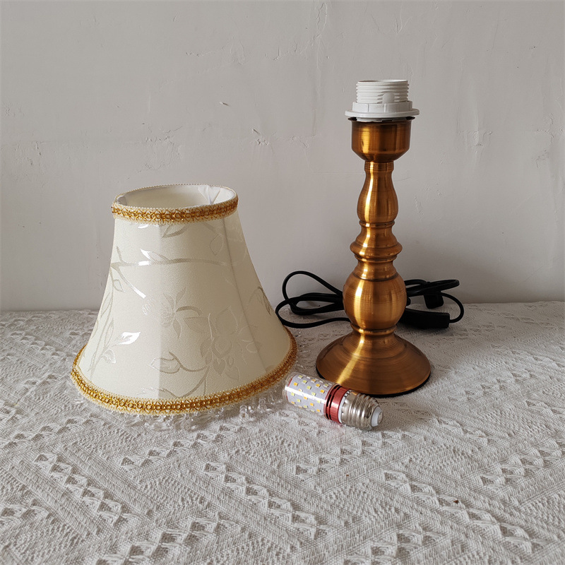 Luz de estilo francés lámpara de mesa de lujo retro metal imitación cobre base tela pantalla dormitorio decoración de noche cálida oscurecimiento luz de la noche