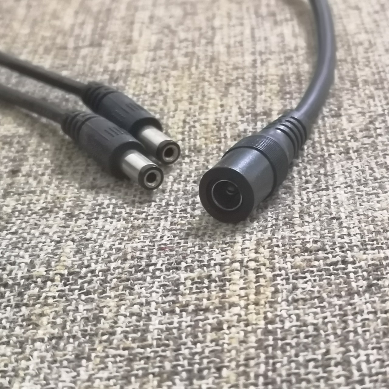 ����ֱ��DC�߰���������һ����һ�϶�12����Դ�����������ֻ���