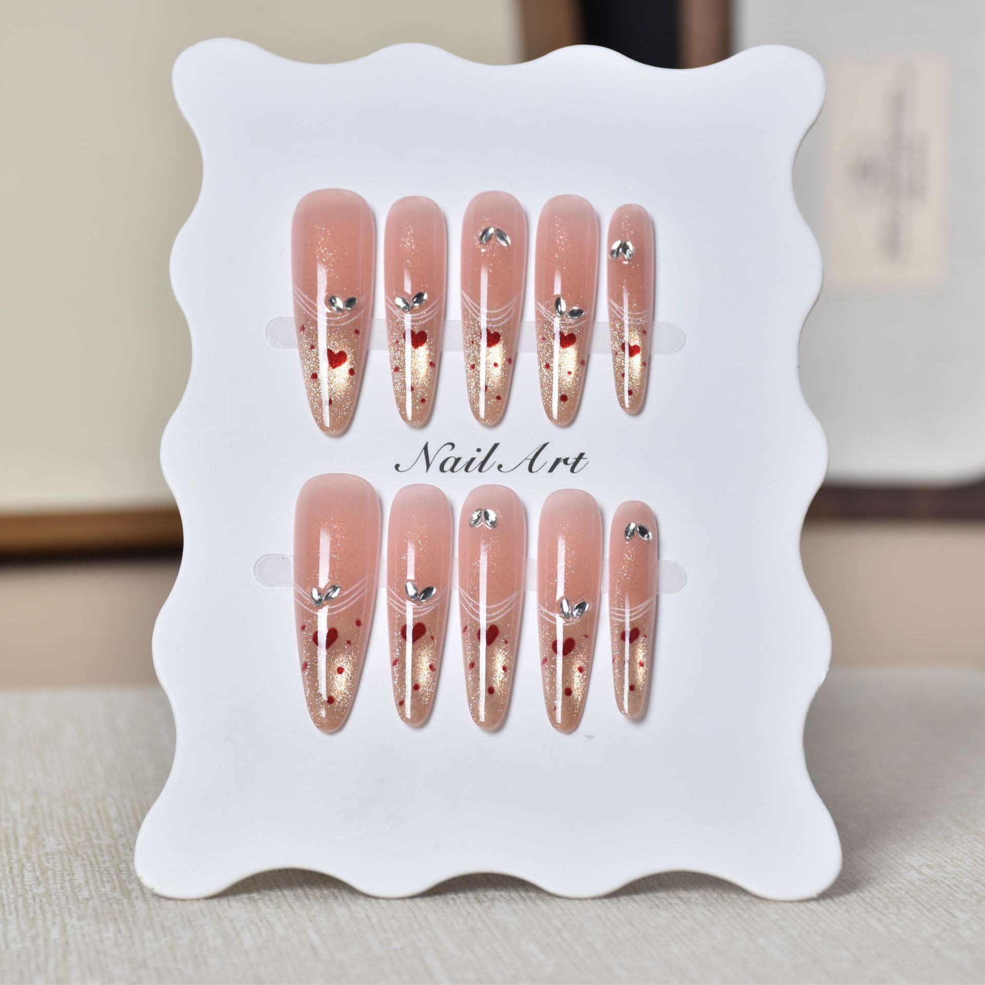 Uña de lujo ligera y lujosa, manicura blanca, uñas falsas, perros largos, uñas doradas, productos terminados