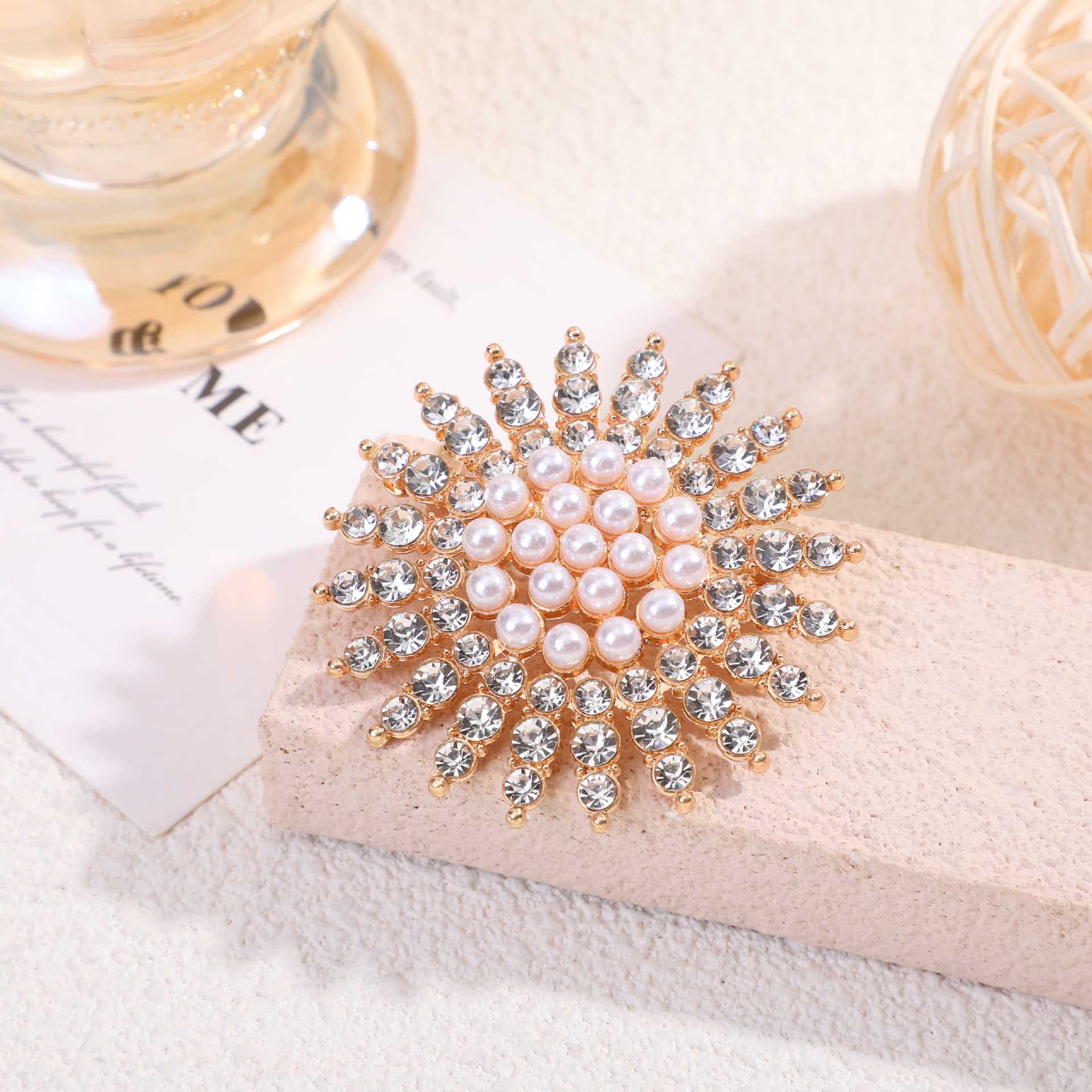 Spilla transfrontaliera a forma di girasole con perle, spilla di lusso con diamanti, accessorio per tailleur e cappotti da donna, anti-esposizione_voghion.com