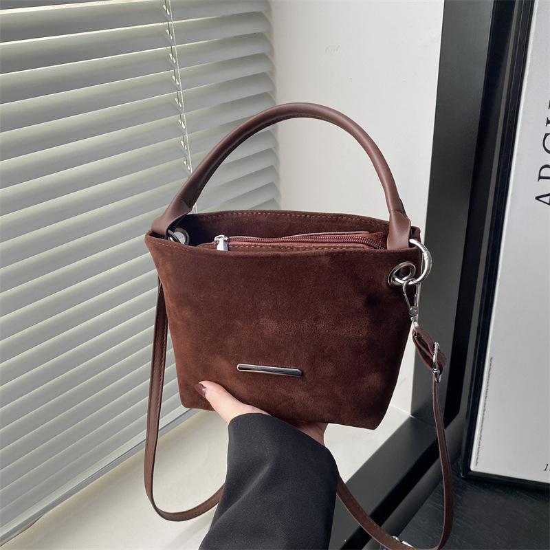 Bolsa de balde para mujeres 2025 nueva primavera de mujeres de estilo extranjero, bolso de transporte de seda esmerizado, bolso de mochila