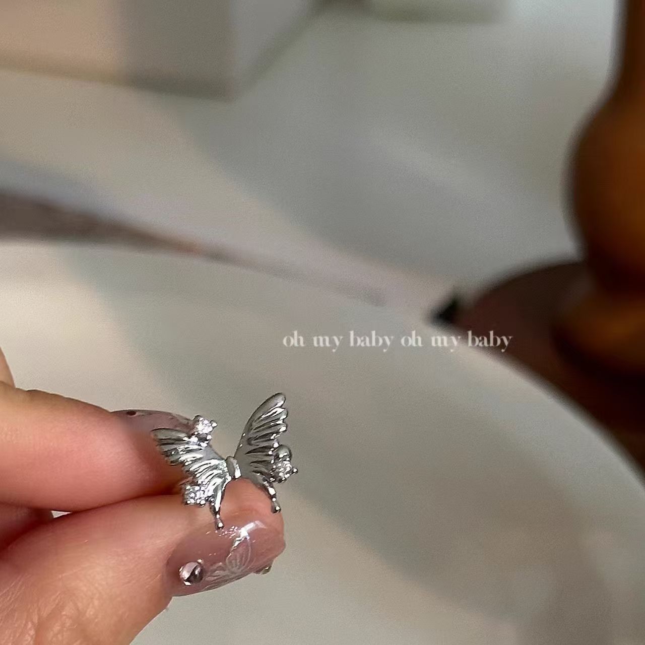 Brillo dulce simple brillo de diamante mariposa orejas de estilo femenino sin agujeros de orejas orejas de piedra delicada pequeña diaria pendientes versátiles