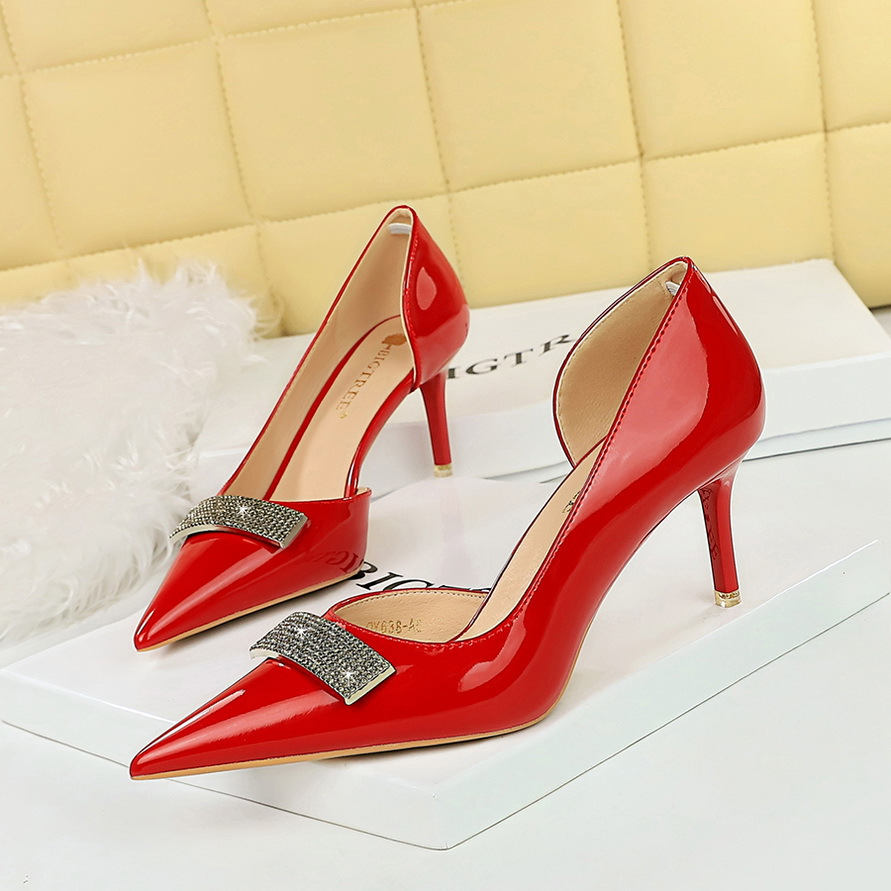 638-AK67 Banquet Thin Heel Shiny Patent Leather Shallow Pointed Toe Side Hollow Rhinestone Metal Decoration Women's_voghion.com