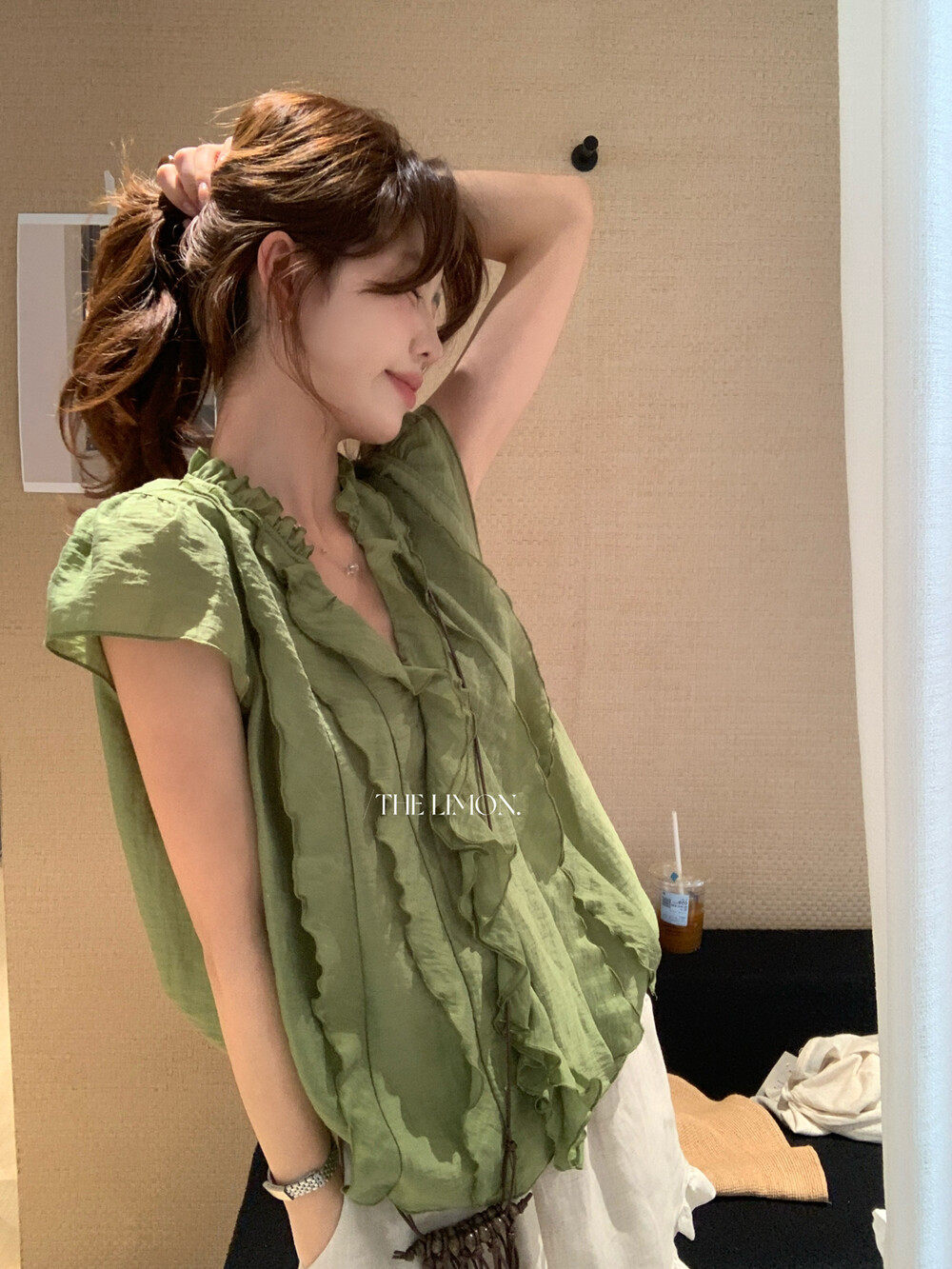 Áo sơ mi nữ tay ngắn cổ V phối ren xếp tầng chất liệu linen pha sợi tre — màu trắng, Bột cam, xanh lá cây chi tiết 32