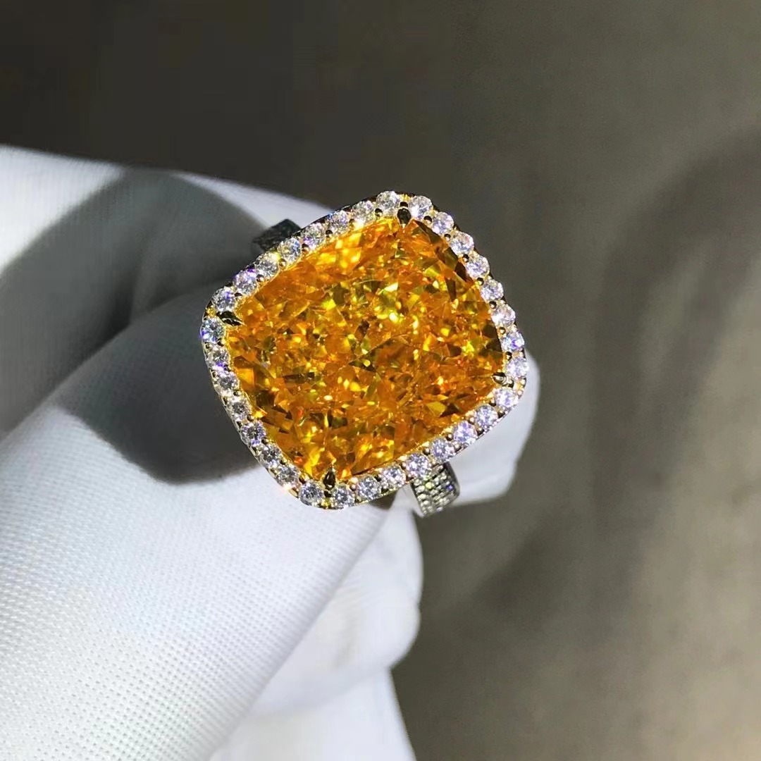 Anillo de diamantes de alto carbono de alta definición corte en forma de almohada S925 galvanoplastia gruesa de plata con incrustaciones de 8 quilates amarillo Diamante de alto carbono