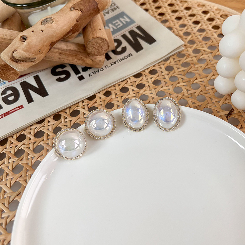 Korean style retro pearl earrings temperament round diamond laser pearl alloy earringspicture3