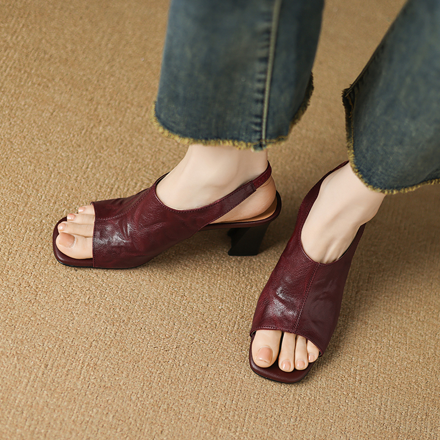 Rượu vang đỏ và cao 7 cm.