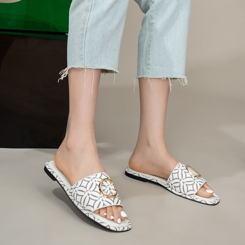 Flache Sandalen Europäische und amerikanische Outdoor-Flip-Flops mit bedruckten Buchstaben und Metallschnallen für Damen_voghion.com