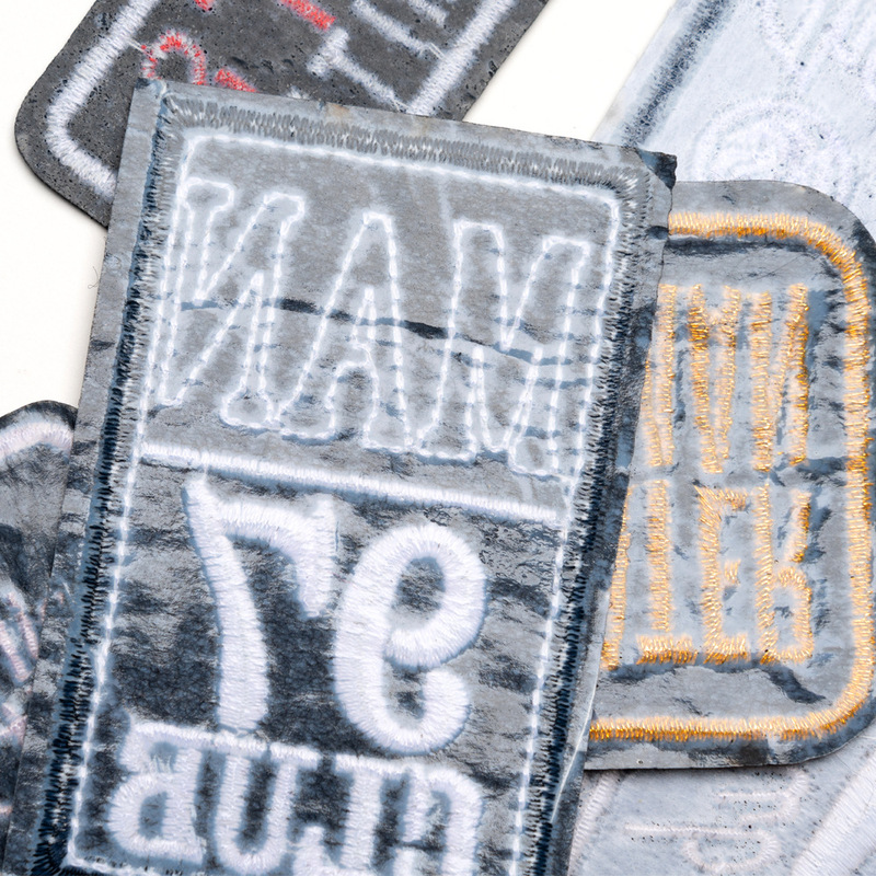 ファッションブランドの服のコートの刺繍の布は個性の英語のアルファベットの越境する新型のコンピュータの刺繍を貼ってゴムを貼って丁を詰めます。|undefined