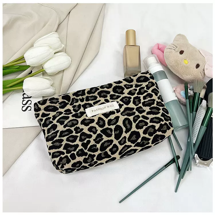 创意潮流复古豹纹女士手拿包女新款撞色百搭个性化妆包大容量便携