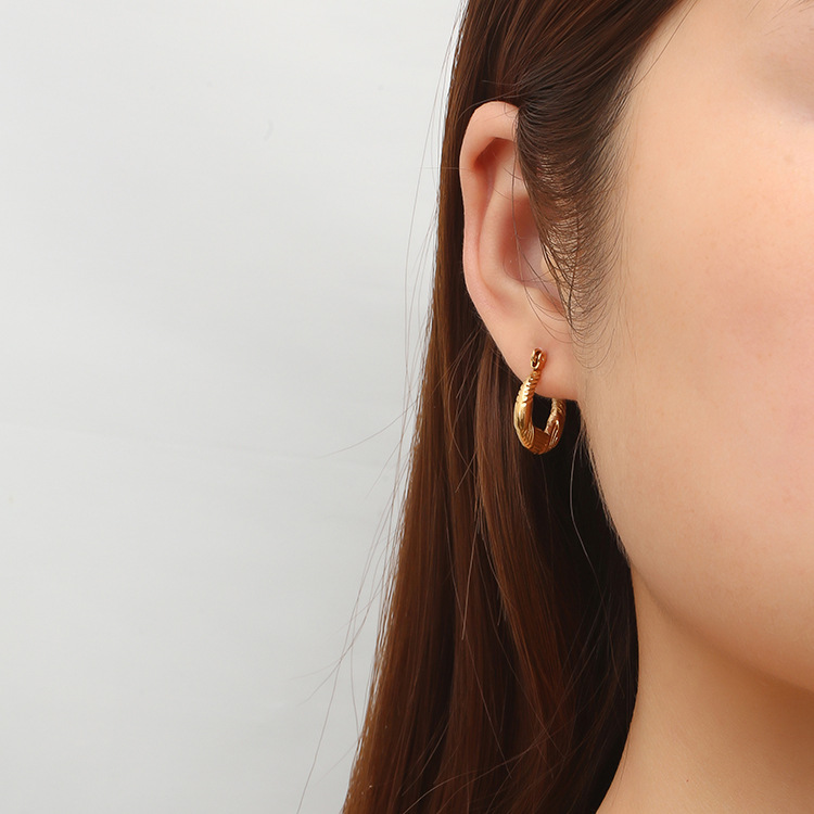 Transfronterizo de moda europea y americana ronda de acero inoxidable de las mujeres de 18K pendientes de oro real de alto grado de luz de lujo pendientes simples al por mayor