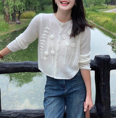 初秋氛围感穿搭白色提花毛衣开衫外套女外搭早秋韩系短款针织上衣