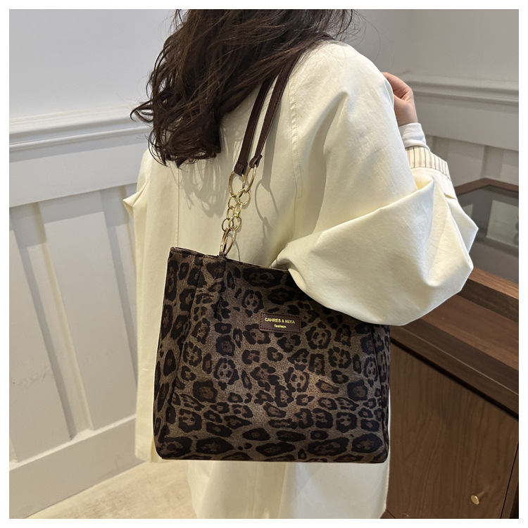 A new velvet leopard print single-shoulder bag and hand-held tote bag for women's casual commuting in autumn and winter 2024 undefined