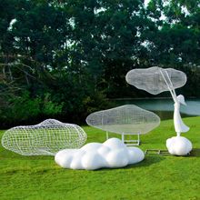 廠家定制戶外鐵藝不銹鋼鏤空雲朵雕塑廣場草坪玻璃鋼人物景觀雕塑