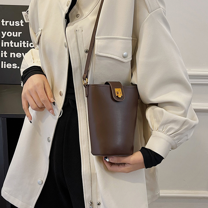 高颜值手机高级包包秋冬休闲复古磨砂单肩水桶包斜挎包女包批发