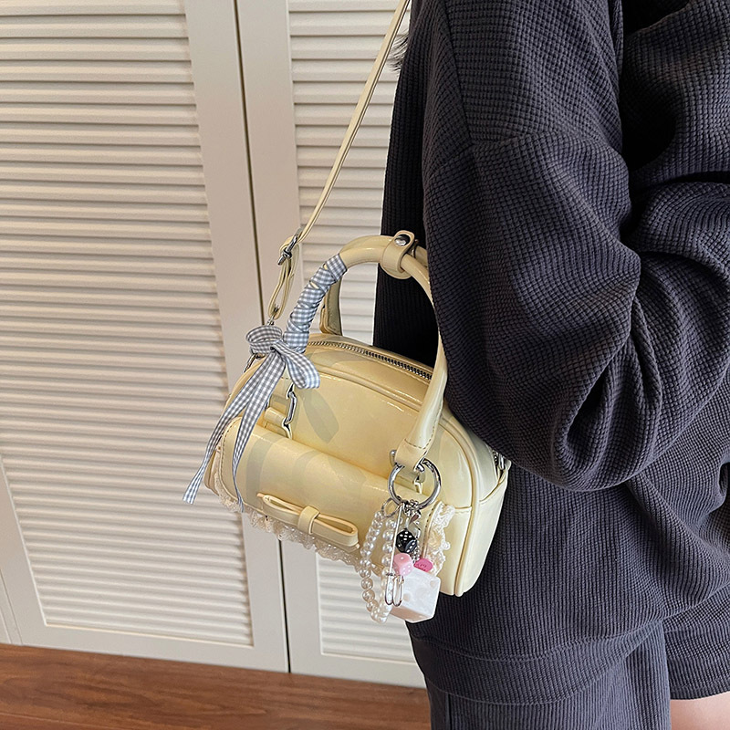 Bolsos pequeños portátiles populares de este año para mujer 2025 nueva moda bolsa de mensajero estilo occidental bolso de hombro casual coreano