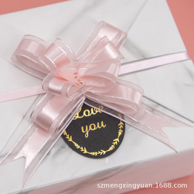 Festival de cumpleaños de alto aspecto caja de regalo embalaje de regalo decoración de flores fuegos artificiales cinta de flores tirada a mano nudo de mariposa