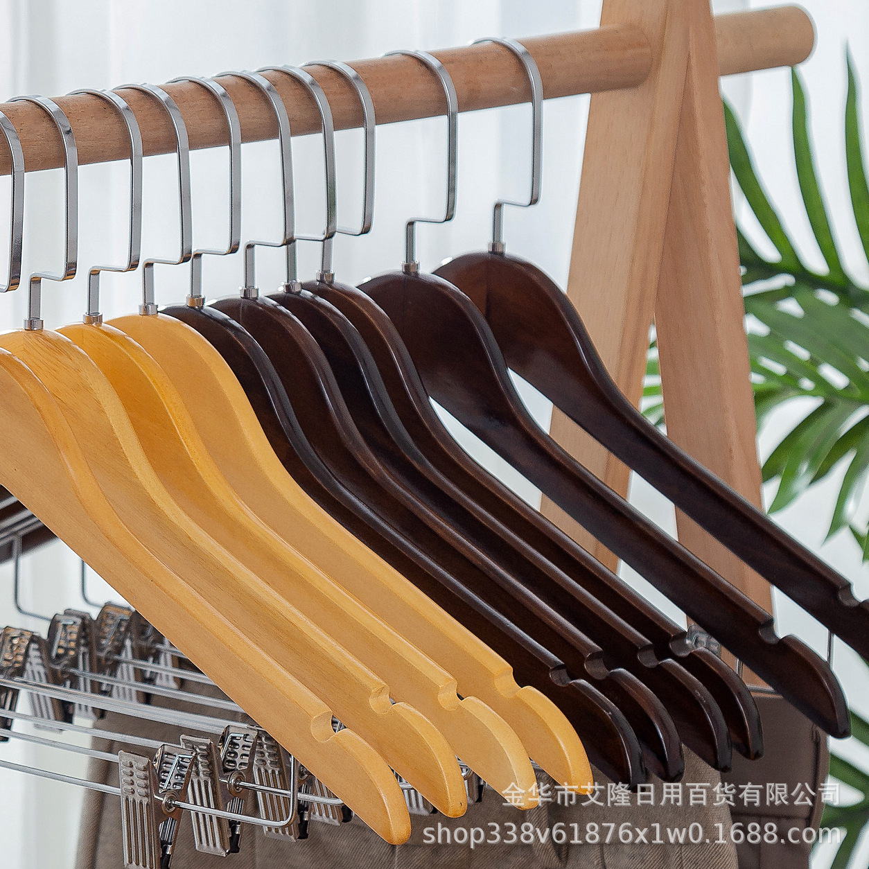 Tienda de ropa Hotel traje de madera percha de madera maciza con clip percha pantalones clip ropa soporte al por mayor