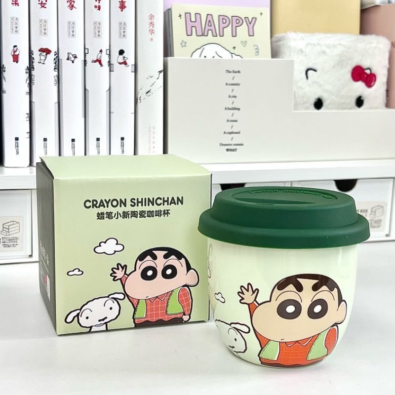 Taza Crayon Shin-chan con tapa Taza de agua de cerámica de marca compartida genuina Taza de regalo lindo de dibujos animados para niños al por mayor
