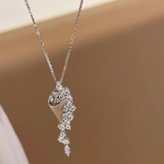 「星が砂時計に落ちた」という爆発的なドリルのネックレス女性レトロな宮廷風鎖