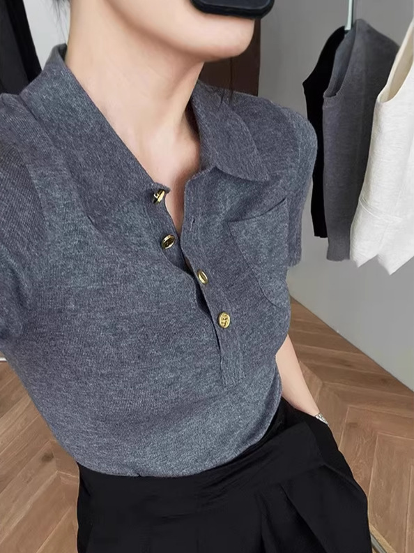 Áo thun nữ cổ polo tay ngắn dệt kim phom ngắn vai thẳng — màu đen
