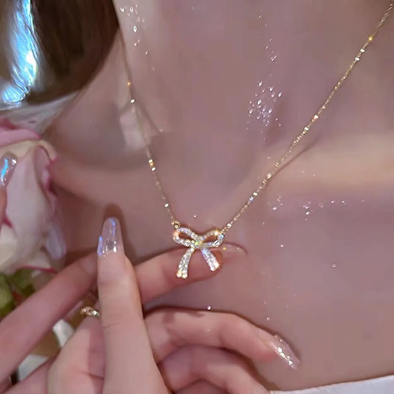 Sophisticated pendant with bow with zircon