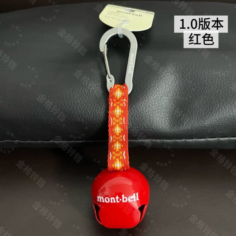 アウトドア登山は熊鈴を掛けてキャンプします。徒歩でリュックサックを掛けます。