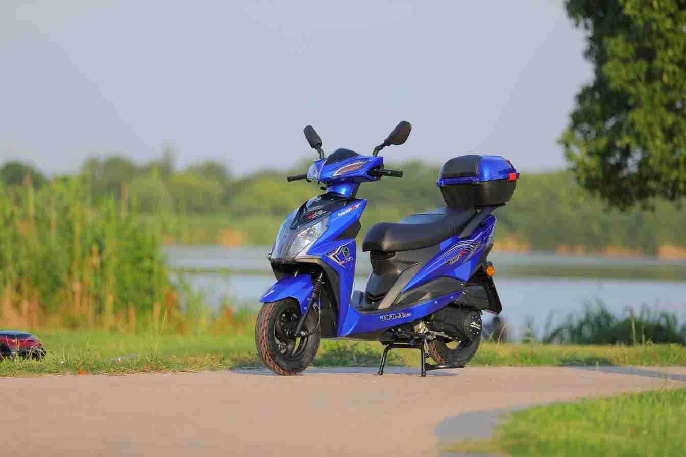 Brand New Domestic Fuel Scooter, High Power, Long Battery Life, Fuel-Saving Motorcycle, Adult Commuting and Long-Distance Running King