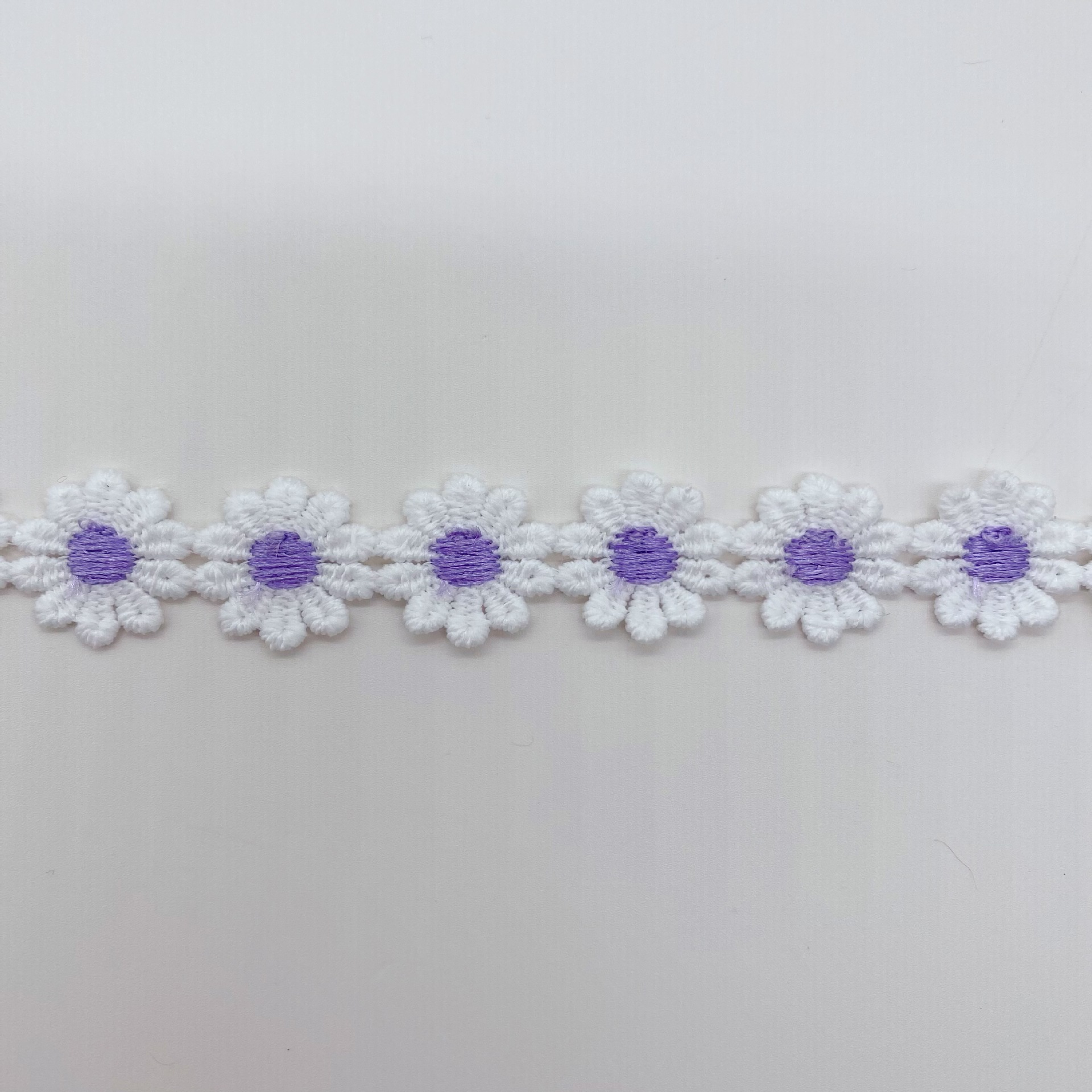 Dos colores de encaje Daisy código de barras Cadena de clavícula accesorios de joyería decorativos coloridos accesorios de ropa para niños encaje soluble en agua