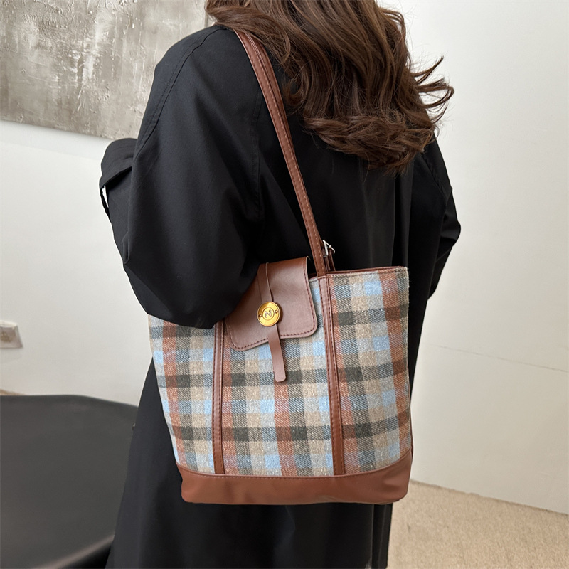 Bolsas de gran capacidad de cuadrillas populares de otoño y invierno de mujeres 2024 nueva moda retro bolsas de tote versátiles mochila de hombro casual