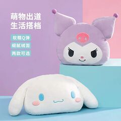 クロミの人形は枕の玉桂犬のぬいぐるみを抱いて寝ます。