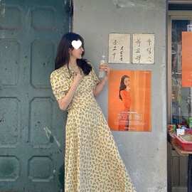 同款黄色V领碎花连衣裙女夏季2026泡泡袖收腰修身长裙图片色