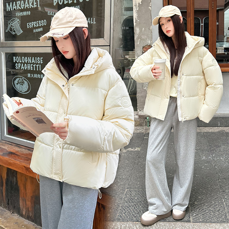 Pequeño puff corto de algodón mujer 2025 moda con sombrero engrosado diseño sensación de invierno otoño chaqueta de pan