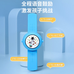 高さを触る子供は高さを触って音声を数えます。神器は高さを跳びます。