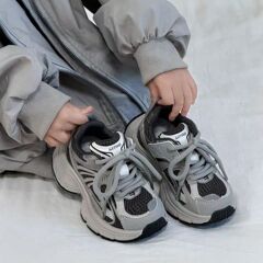 小さい黒馬の子供靴春秋の子供のお父さんの靴のファッションの軽い男の子の運動靴のネットの通気性の女の子のランニングシューズ