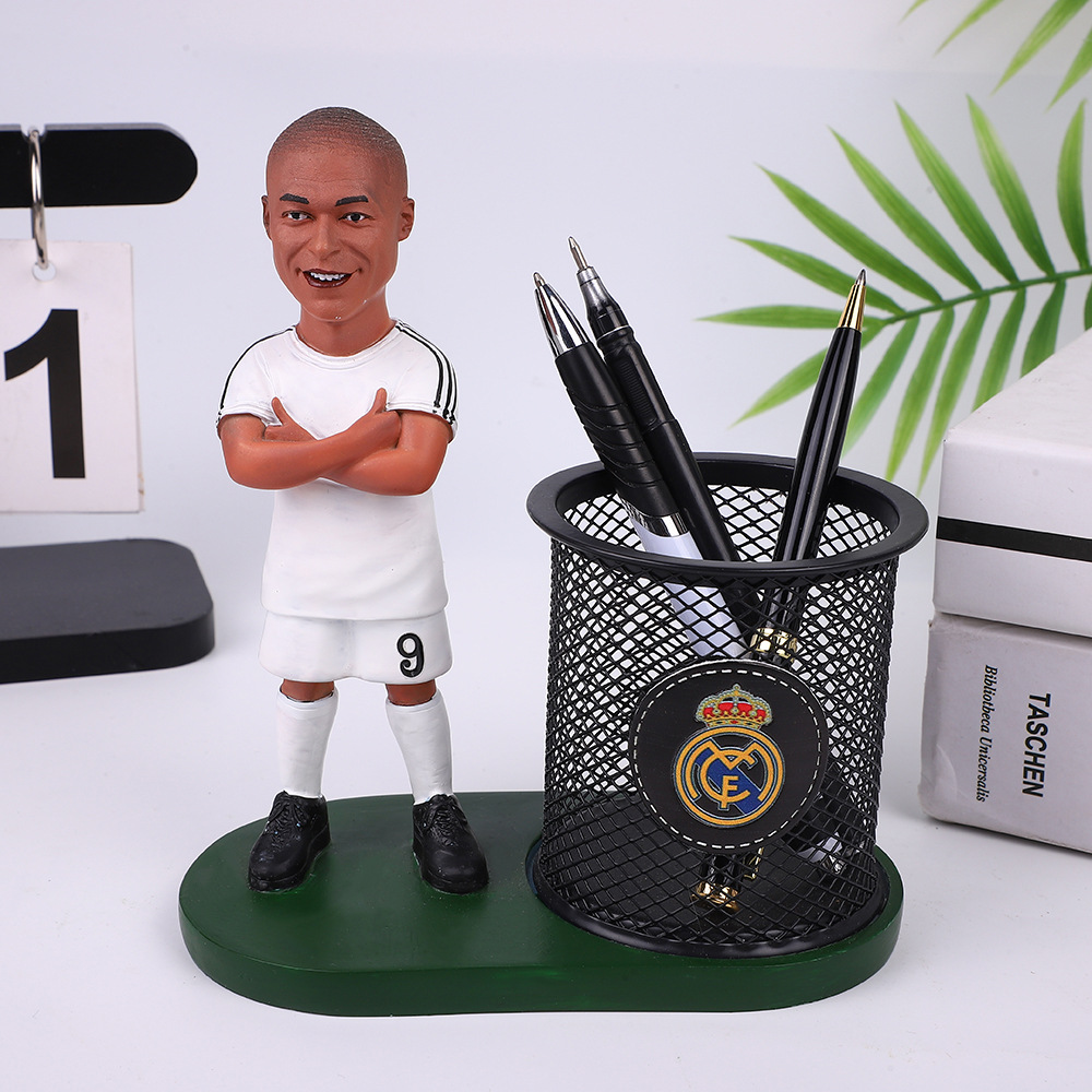 Regalo del día del niño Artesanía de resina Mbappesi C Luo Adornos Portalápices de fútbol Papelería